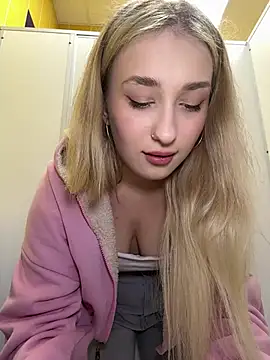 Snapshot of Polly_Pop chatting on July 2026 01:51:02 PM Polly Pop online show from July 2026 01:51:02 PM