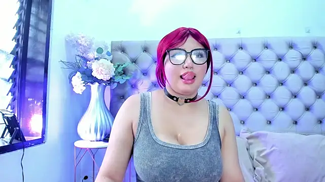 Snapshot of NaomiWhite_ chatting on July 2026 09:37:01 PM NaomiWhite online show from July 2026 09:37:01 PM