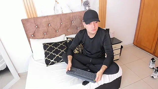 mike fox07 online show from June 2026 06:12:02 PM