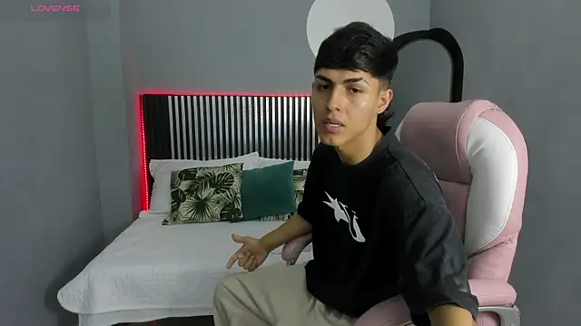 Snapshot of Axel_Mendozaa chatting on June 2026 08:21:02 PM Axel Mendozaa online show from June 2026 08:21:02 PM