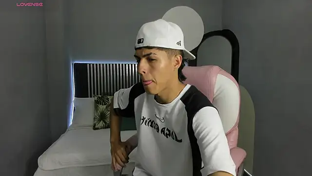 Snapshot of Axel_Mendozaa chatting on June 2026 08:06:02 PM Axel Mendozaa online show from June 2026 08:06:02 PM