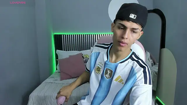 Snapshot of Axel_Mendozaa chatting on July 2026 08:20:01 PM Axel Mendozaa online show from July 2026 08:20:01 PM