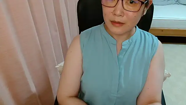 LENA-xo online show from July 2026 03:31:02 PM