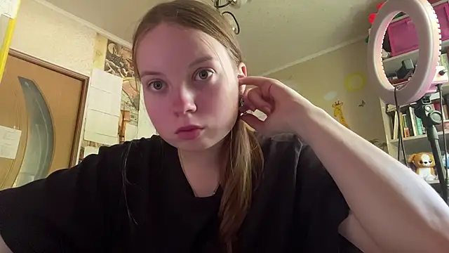 Snapshot of Aileyn chatting on July 2026 07:05:02 AM Aileyn online show from July 2026 07:05:02 AM