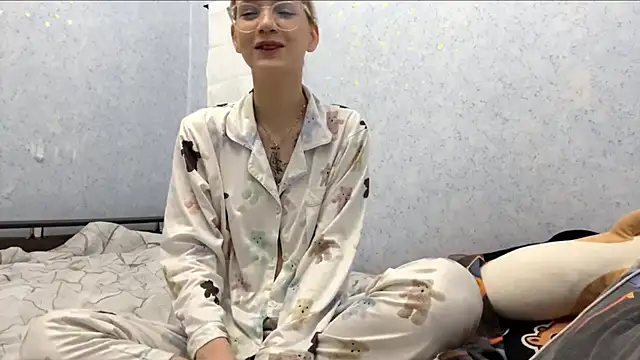 Snapshot of MandiKnife chatting on June 2026 02:07:02 PM MandiKnife online show from June 2026 02:07:02 PM