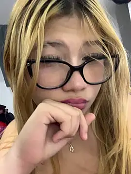Snapshot of zury_cute1 chatting on June 2026 06:52:02 AM zury cute1 online show from June 2026 06:52:02 AM