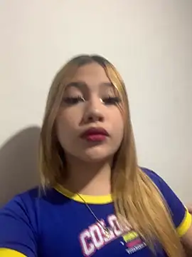 Snapshot of zury_cute1 chatting on June 2026 04:33:02 AM zury cute1 online show from June 2026 04:33:02 AM