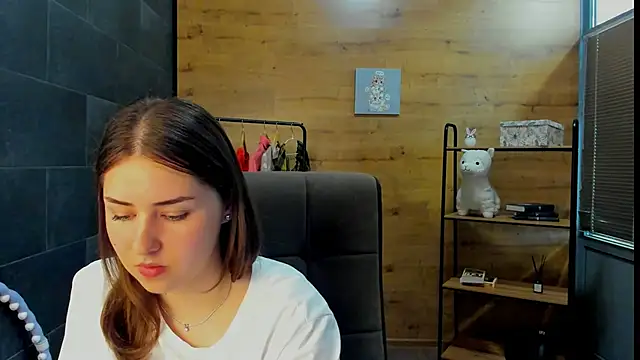 PaulineeJones online show from June 2026 01:12:02 PM