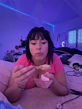 juliee1979 online show from June 2026 04:37:01 PM
