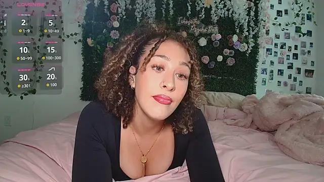 LyraCovee online show from June 2026 12:32:01 AM