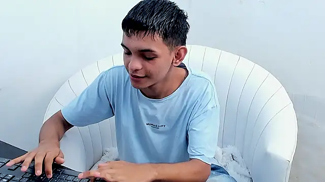 littlecum18 online show from June 2026 02:17:02 PM