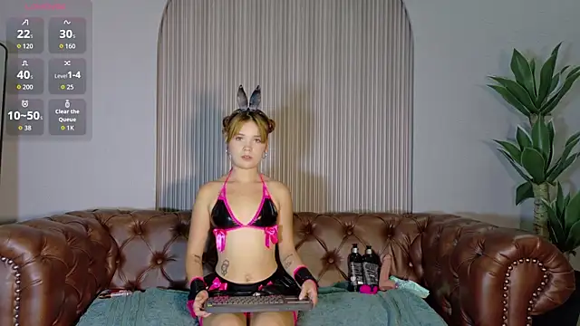 Lilii Peach online show from July 2026 12:33:01 AM