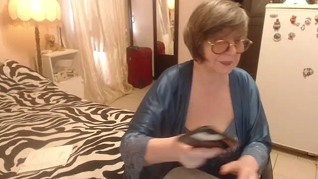 Sharon Amore online show from July 2026 12:23:01 PM