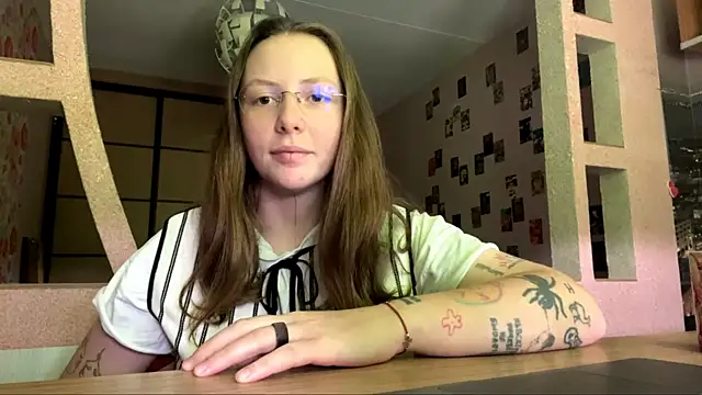 Snapshot of AlisonOhlmacher chatting on June 2026 10:24:01 AM AlisonOhlmacher online show from June 2026 10:24:01 AM