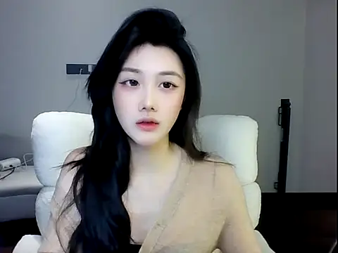 Snapshot of SylvieMaya chatting on June 2026 05:07:01 PM SylvieMaya online show from June 2026 05:07:01 PM