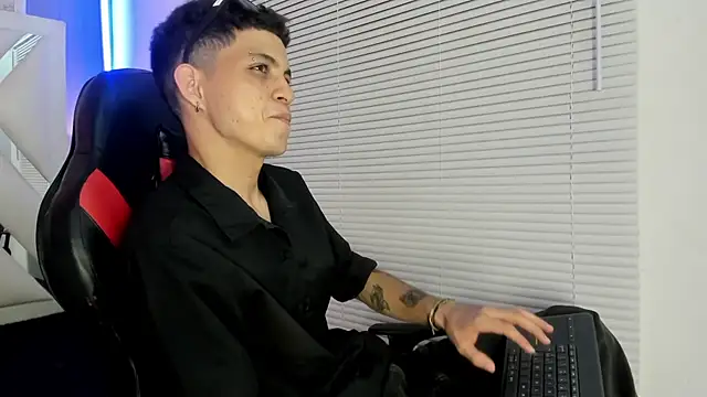 Snapshot of cameron_lux77 chatting on June 2026 03:45:02 AM cameron lux77 online show from June 2026 03:45:02 AM