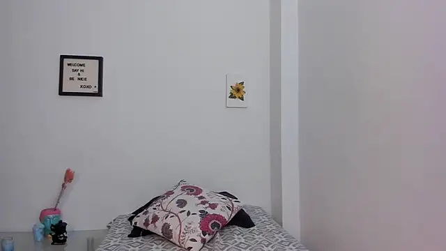 Snapshot of LauraToro_ chatting on February 2026 01:44:01 PM LauraToro online show from February 2026 01:44:01 PM