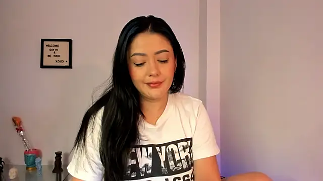 Snapshot of LauraToro_ chatting on December 2025 05:49:02 PM LauraToro online show from December 2025 05:49:02 PM