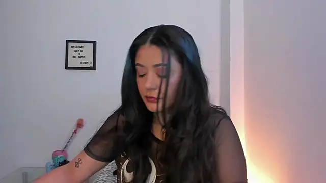 Snapshot of LauraToro_ chatting on February 2026 01:01:01 PM LauraToro online show from February 2026 01:01:01 PM