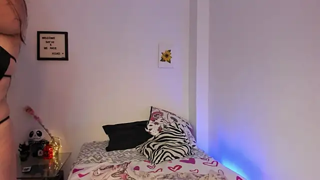 Snapshot of LauraToro_ chatting on November 2025 10:08:02 PM LauraToro online show from November 2025 10:08:02 PM