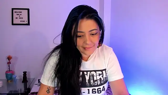 Snapshot of LauraToro_ chatting on December 2025 01:30:02 AM LauraToro online show from December 2025 01:30:02 AM