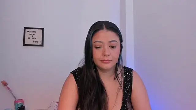 Snapshot of LauraToro_ chatting on February 2026 04:39:01 PM LauraToro online show from February 2026 04:39:01 PM