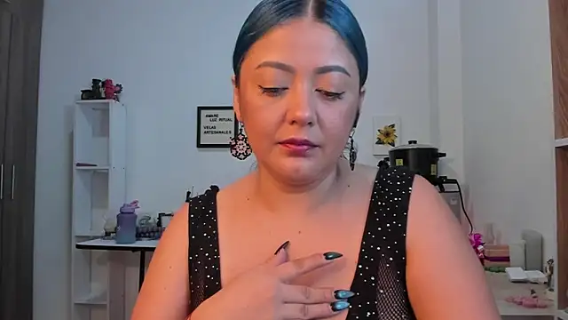 LauraToro  online show from April 2026 02:18:02 PM