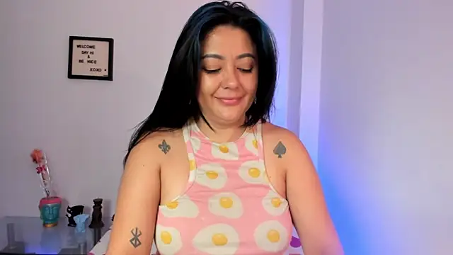 Snapshot of LauraToro_ chatting on January 2026 07:23:02 AM LauraToro online show from January 2026 07:23:02 AM