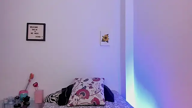 LauraToro  online show from March 2026 04:10:01 PM