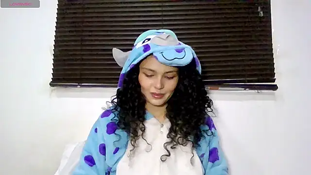 Snapshot of Diamond_Curls chatting on June 2026 03:20:02 PM Diamond Curls online show from June 2026 03:20:02 PM