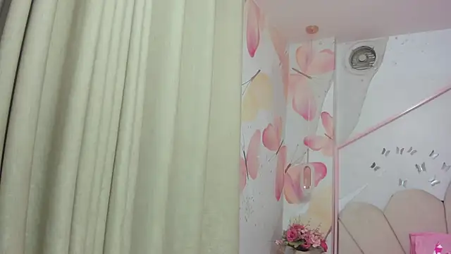 Millieskinny18 online show from June 2026 03:06:02 AM