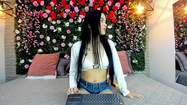 Snapshot of BelaPoncee chatting on June 2026 01:23:02 PM BelaPoncee online show from June 2026 01:23:02 PM