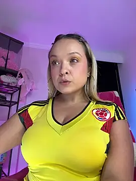 Snapshot of SaraAvila chatting on June 2026 04:00:02 AM SaraAvila online show from June 2026 04:00:02 AM