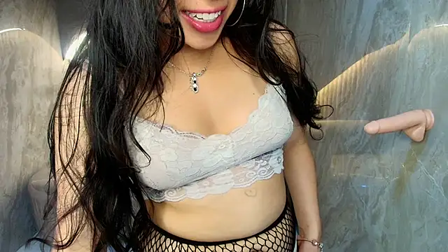 Mia  r  online show from June 2026 10:36:01 PM