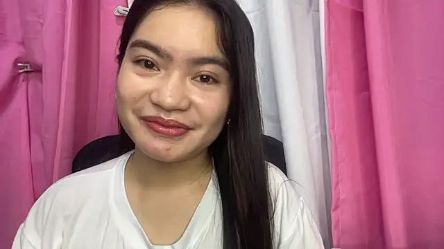 Snapshot of LouveniaDebeer chatting on June 2026 01:22:01 PM LouveniaDebeer online show from June 2026 01:22:01 PM