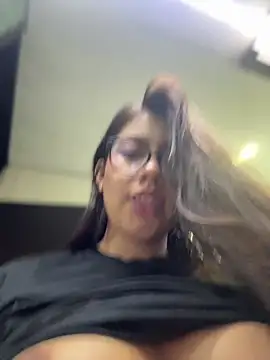 Snapshot of Saracalderon chatting on June 2026 05:51:02 PM Saracalderon online show from June 2026 05:51:02 PM