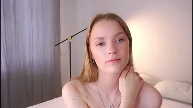 Snapshot of HellenSinyy chatting on June 2026 08:35:02 AM HellenSinyy online show from June 2026 08:35:02 AM
