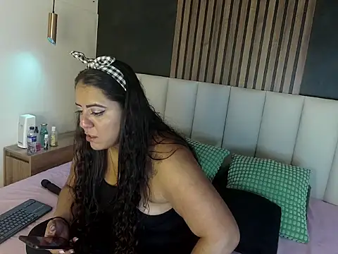 Snapshot of ShelyEvans__ chatting on June 2026 01:11:01 AM ShelyEvans online show from June 2026 01:11:01 AM