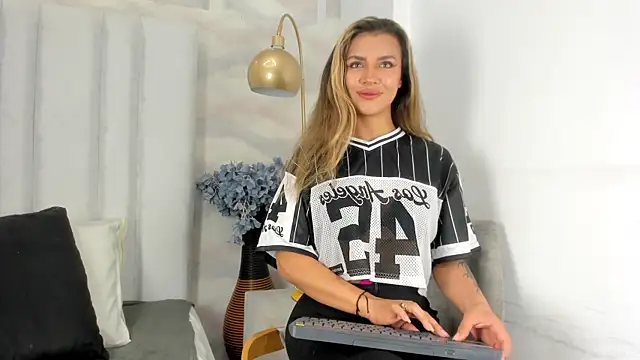 Snapshot of megan_glow_ chatting on July 2026 12:45:02 PM megan glow online show from July 2026 12:45:02 PM