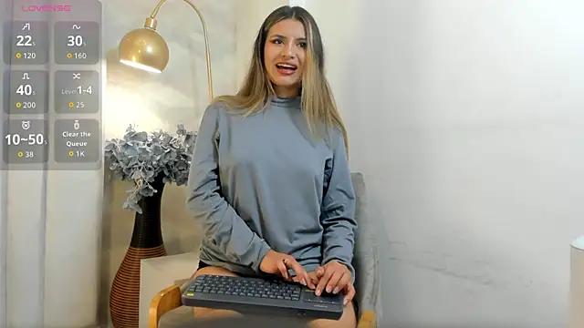 Snapshot of megan_glow_ chatting on June 2026 01:11:01 PM megan glow online show from June 2026 01:11:01 PM