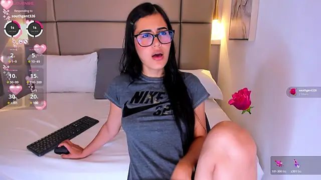 jazminmoree online show from June 2026 09:01:01 PM