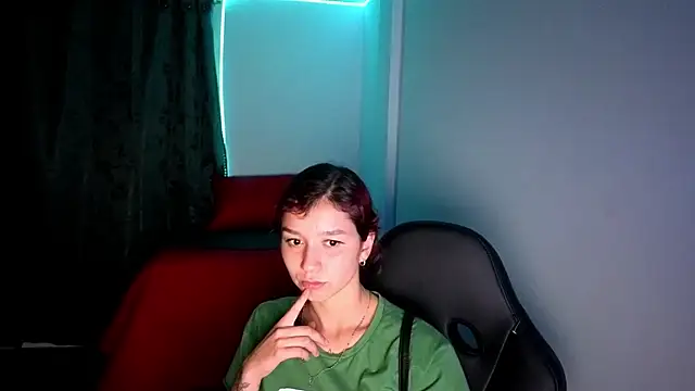 Snapshot of Skinny_queen_20 chatting on June 2026 01:00:01 AM Skinny queen 20 online show from June 2026 01:00:01 AM