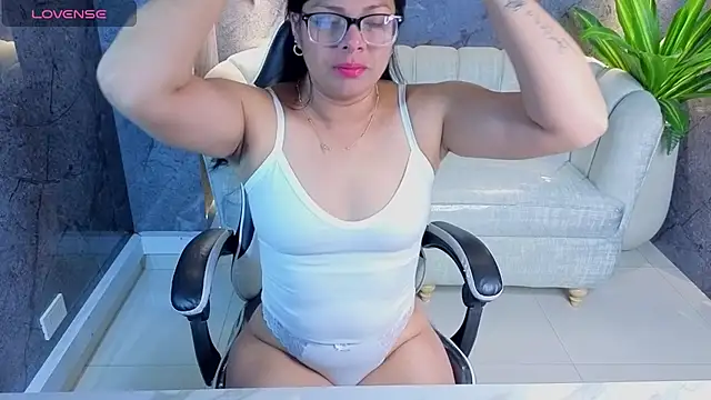 Snapshot of sarah_bay_tx chatting on July 2026 07:54:02 PM sarah bay tx online show from July 2026 07:54:02 PM