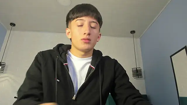 Snapshot of alejo_leon chatting on June 2026 01:17:02 PM alejo leon online show from June 2026 01:17:02 PM