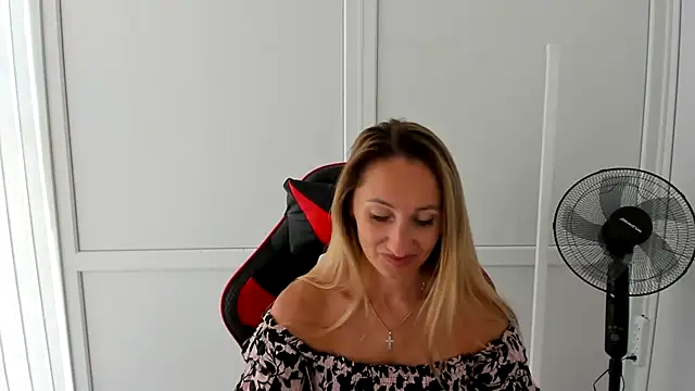 LilyDreamm online show from June 2026 07:03:02 AM