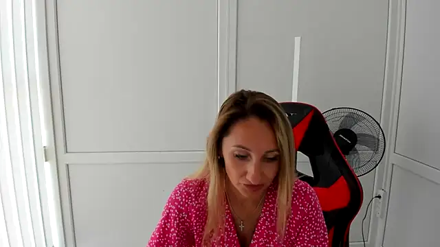 LilyDreamm online show from June 2026 06:32:02 AM