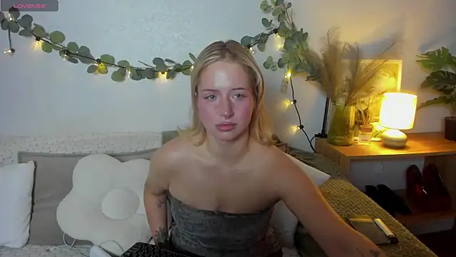 LallyBunnyy online show from June 2026 01:27:01 PM