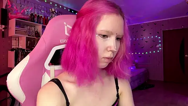 LiaaLuna online show from June 2026 01:32:01 PM