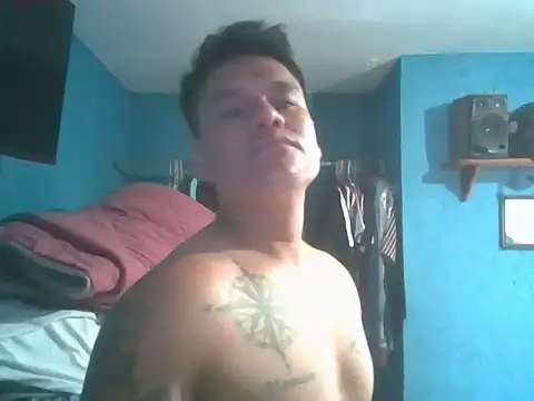 Snapshot of LatinoLeones chatting on July 2026 07:43:01 PM LatinoLeones online show from July 2026 07:43:01 PM