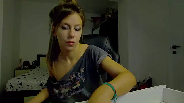 Snapshot of DedeSibel chatting on May 2026 03:33:01 PM DedeSibel online show from May 2026 03:33:01 PM